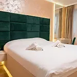 One-bedroom With Free Street Parking, Free Gym Pass And Office Setup *