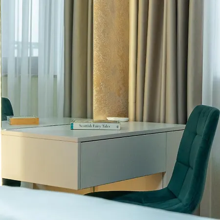 One-bedroom With Free Street Parking, Free Gym Pass And Office Setup