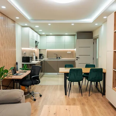 One-bedroom With Free Street Parking, Free Gym Pass And Office Setup アパート