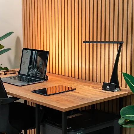 Апартамент One-bedroom With Free Street Parking, Free Gym Pass And Office Setup